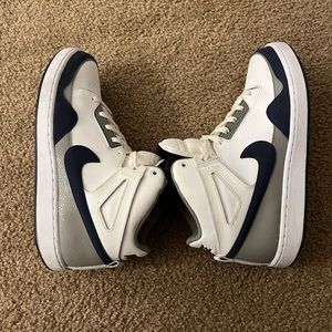 Nike size 9.5 color blue , gray and white